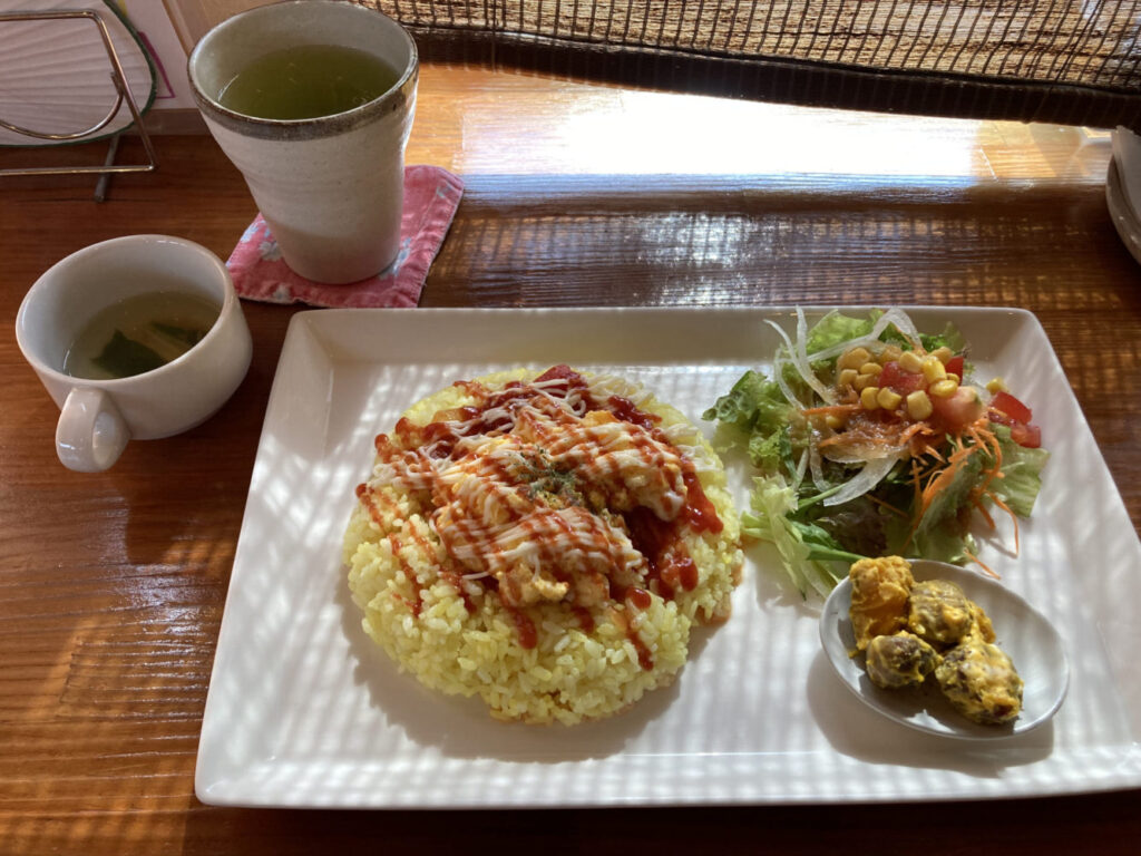 カフェのオムライスプレート